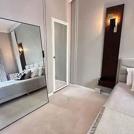 One Bedroom & Balcony / Champs-elysees Apartman *