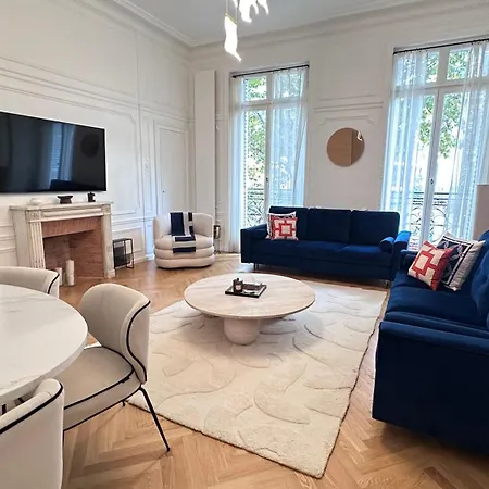 One Bedroom & Balcony / Champs-elysees Apartman