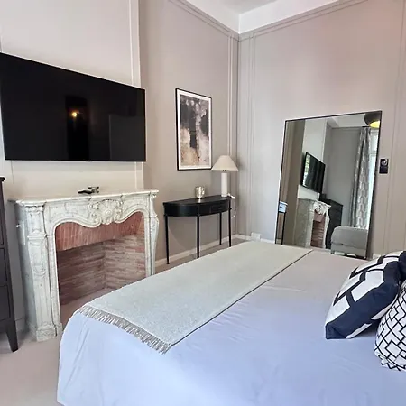 One Bedroom & Balcony / Champs-elysees