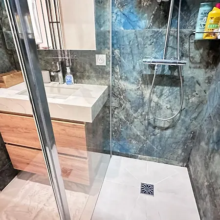 One Bedroom & Balcony / Champs-elysees * פריז