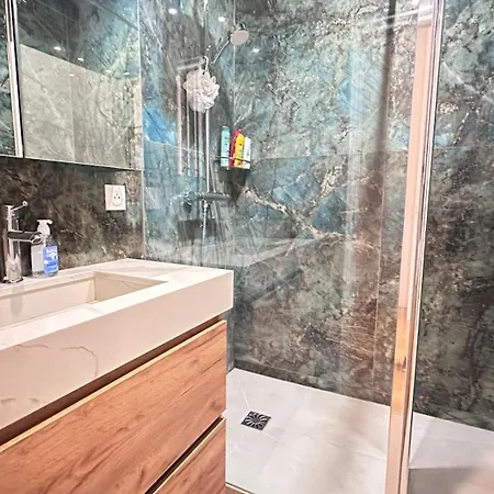 One Bedroom & Balcony / Champs-elysees